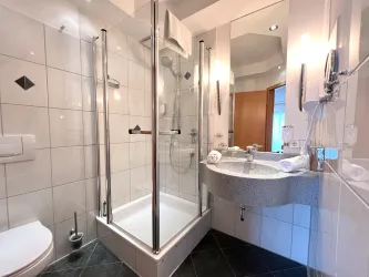 Bad - Landhaus-Zimmer (© Hotel Am Hirschhorn)