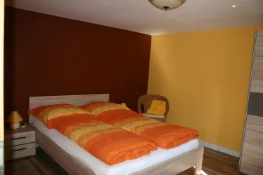 Schlafzimmer 1