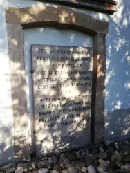 Grabstein an der katholischen Kirche