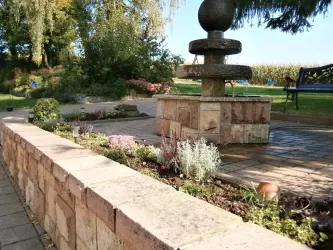 Außengelände mit Brunnen (© www.eichenhof-pfalz.de)