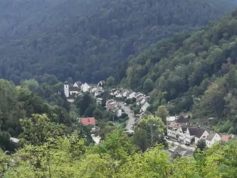 Blick auf die ev. Kirche von der Cyriakus-Kapelle