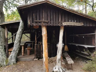 Schutzhütte seitliche Ansicht - Die kleine Kneipe