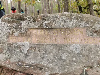 Neuer Teufelsfelsen - Stein mit Inschrift