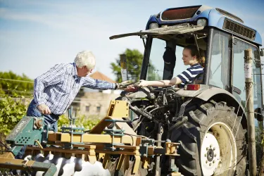 HV u Eva am Traktor (© TI Wachenheim)