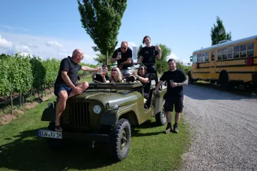 Weingut Studier mit Oldtimer (© TI Wachenheim)