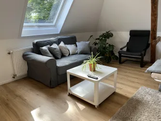 Gemütliche Couch im Wohnzimmer