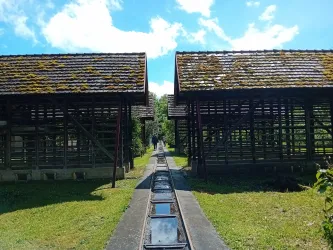 Trockenschuppen mit Feldbahngleisen