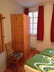 Kleiderschrank im Schlafzimmer (© Anita und Michael Feldmann)