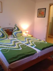Schlafzimmer mit Blick in den Flur (© Anita und Michael Feldmann)
