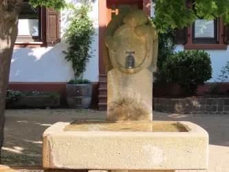 Winzerbrunnen Frontansicht mit Haus im Hintergrund (© Urlaubsregion Freinsheim)