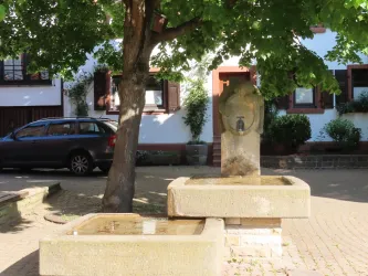 Winzerbrunnen mit zweitem Wasserbecken (© Urlaubsregion Freinsheim)