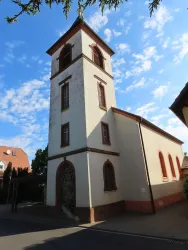 Kath. Kirche mit Kirchturm (© Elke Metzger)