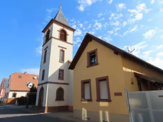 Kath. Kirche, Kirchturm mit Nachbarhaus (© Elke Metzger)
