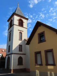Kath. Kirche , Kirchturm mit gelbem  Nachbarhaus (© Urlaubsregion Freinsheim)