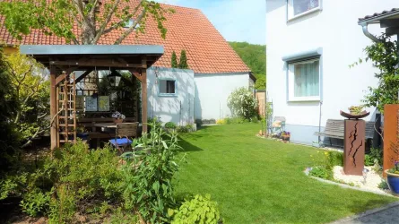 Freisitz im Garten (© Erika Thurau)
