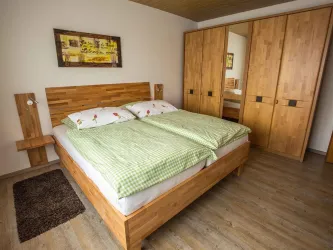 Schlafzimmer Ostseite Bild 2 (© Erika Thurau)