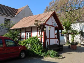 Backhaus Seitenansicht mit Hecke (© Urlaubsregion Freinsheim)