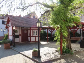 Backhaus mit Vorplatz, Pergola und Baum (© Urlaubsregion Freinsheim)