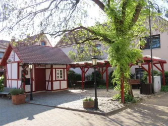 Backhaus mit Vorplatz (© Elke Metzger)