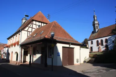 Gleich hinter dem Rathaus steht die Kirche.