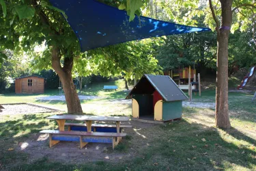 Ein Picknickplätzchen im Schatten.
