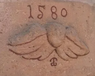 Schrift in Mauer (© Fam. Götz)