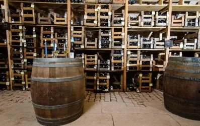 Weinkeller mit Weinregal (© Ritterhof zur Rose)