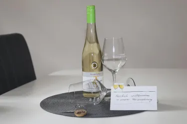 Willkommen mit Wein (© Fam Geissert)