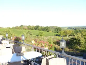 Terrasse mit Ausblick (© Hotel Südpfalz Terrassen)