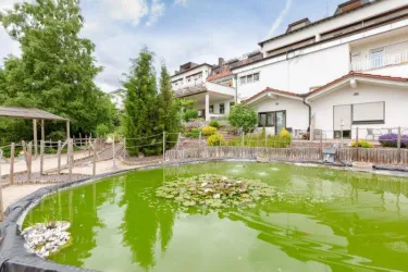 Außenbereich mit Teich (© Hotel Südpfalz Terrassen)
