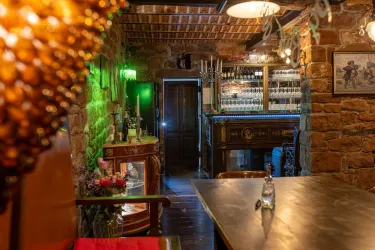 4_Gastraum innen 2 (© Weinbar Caveau)