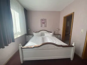 Zimmer 1 Innenansicht Bett quer
