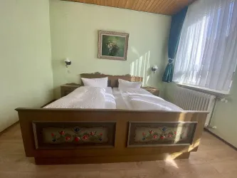 Zimmer 3 Innenansicht Bett quer
