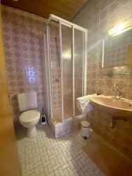 Zimmer 4 Bad hoch