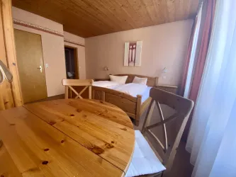 Zimmer 4 Innenansicht quer (2)