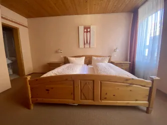 Zimmer 4 Innenansicht Bett quer