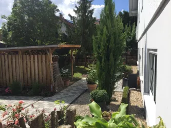 Gartenbereich mit Liegestühle