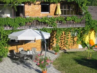 Blick auf unsere Ferienwohnung mit Balkon (© Achim Cuntz)
