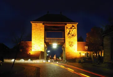 Weintor bei Nacht
