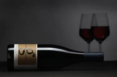 Weinflasche mit Gläsern (© Weingut Geisser)