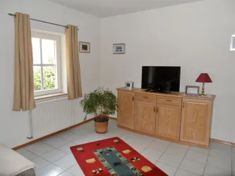 Moderner Flatscreen-TV + CD-Player