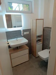 Bad Wellness Dusche, WC, Handtücher, Badetücher