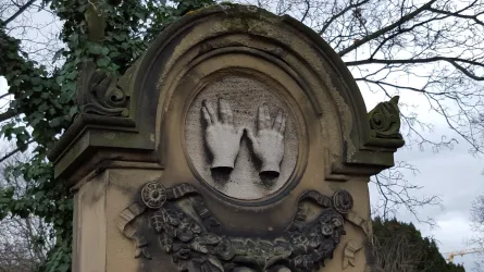 Segnende Hände (© SchUM e.V.)