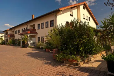 Hotel Aussen mit Grün