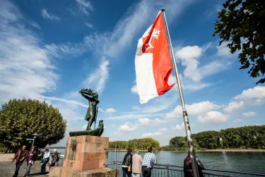 Hagendenkmal mit Flagge (© Bernward Bertram)