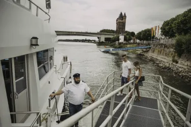 Schifffahrt an der Rheinpromenade (© Kati Nowicki)