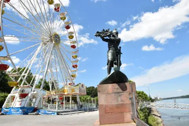 Hagendenkmal und Riesenrad am Rhein (© TI Worms)