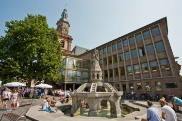 Siegfriedbrunnen am Marktsamstag (© Bernward Bertram)