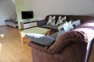 Wohnzimmer mit gemütlichem Sofa (© Strohm)