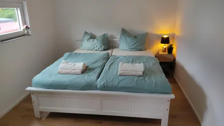Schlafzimmer 1 (© Mike Baumgarten)
